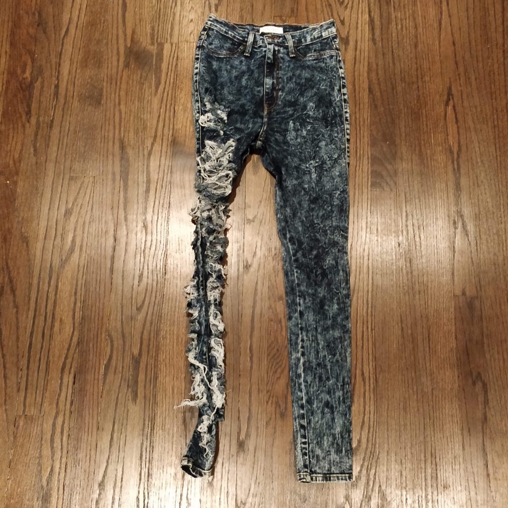 Hey I’m selling these cute jean